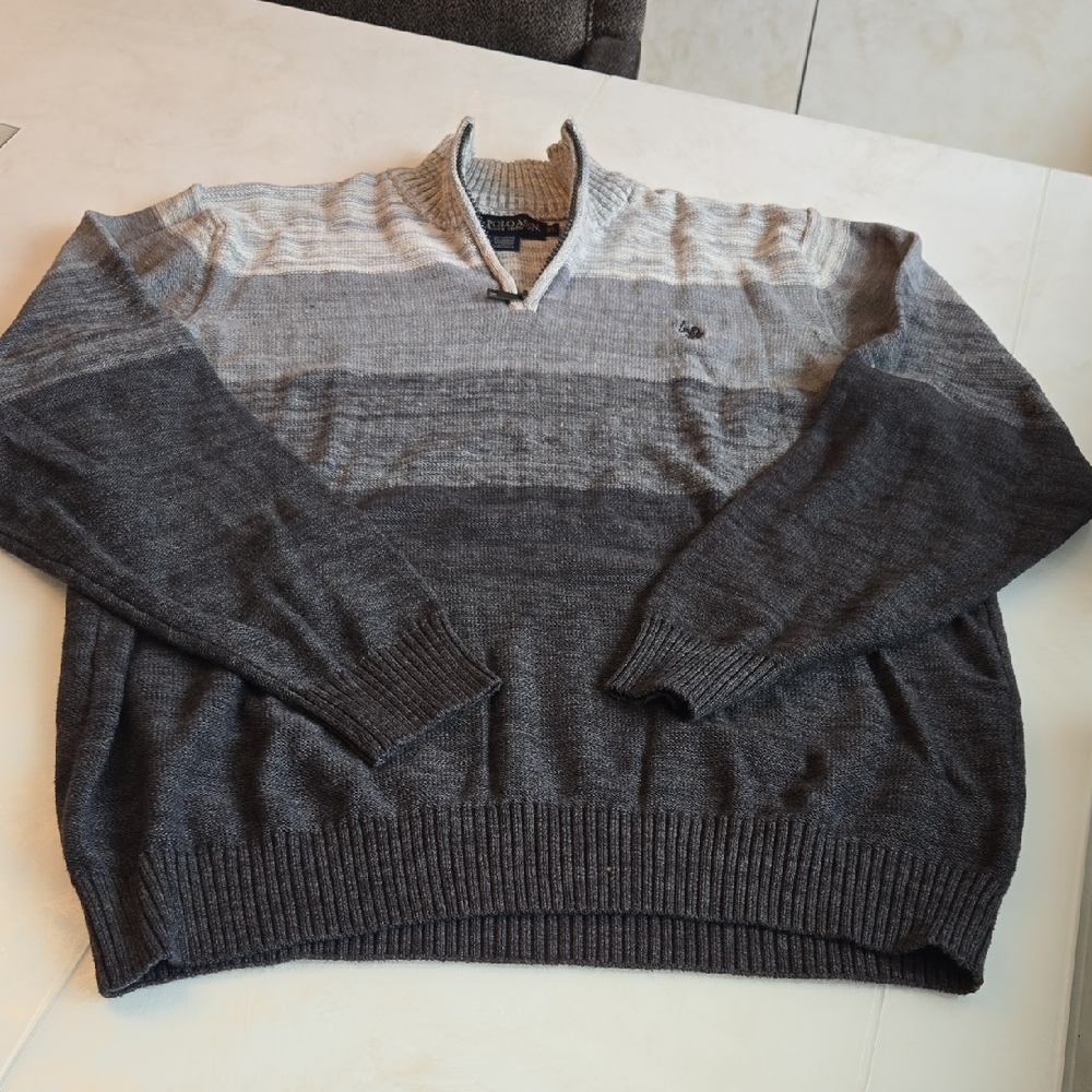 Chaps Men's V-Neck Sweater in Gray Gradient